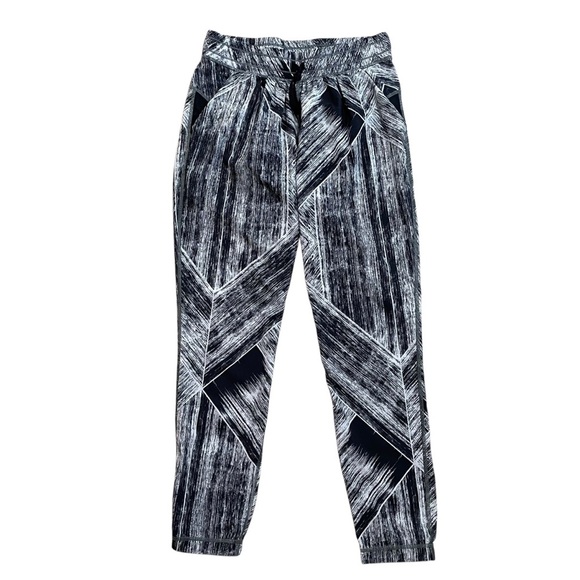 Lululemon Namaskar Pant II Heat Wave Black White Lightweight Travel Size 4 - Picture 1 of 8